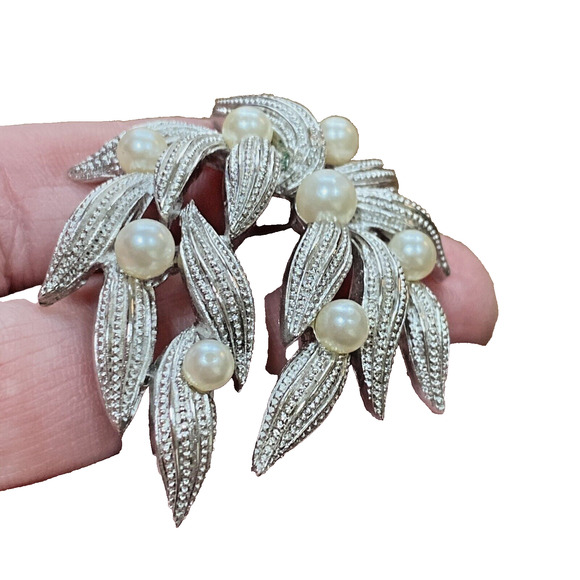Vintage Crown Trifari Textured Silver Tone Faux Pearl Large Spray Brooch Pin - Picture 6 of 7